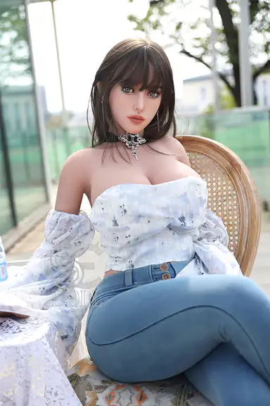 157cm / 5ft2″ H-cup Queena.E