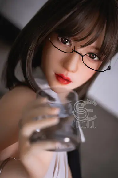 161cm / 5ft3″ F-cup Queena.A