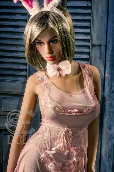 163cm / 5ft4″ E-cup Fiona
