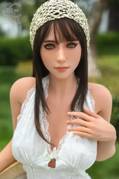 160cm / 5ft3″ C-cup Queena.F