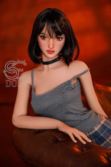 166cm / 5ft5″ C-cup Avery.A